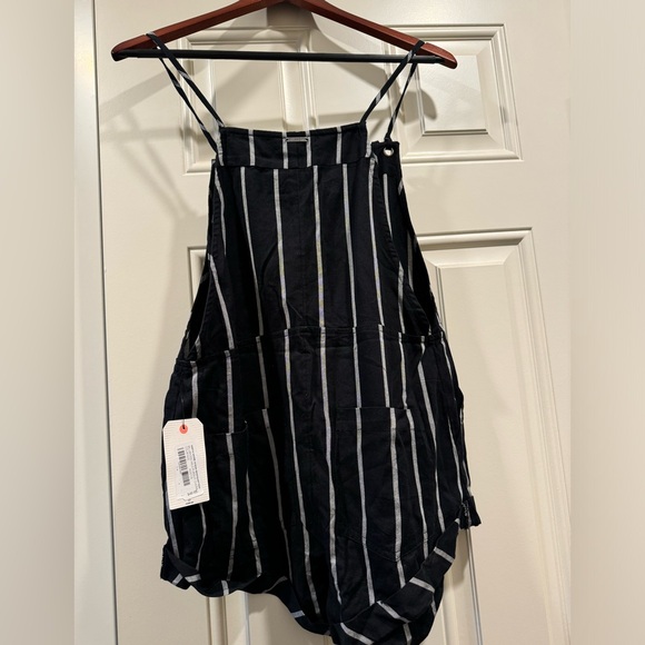 Billabong NWT overall striped Wild Pursuit Short Overall Romper in black stripe - Picture 4 of 16